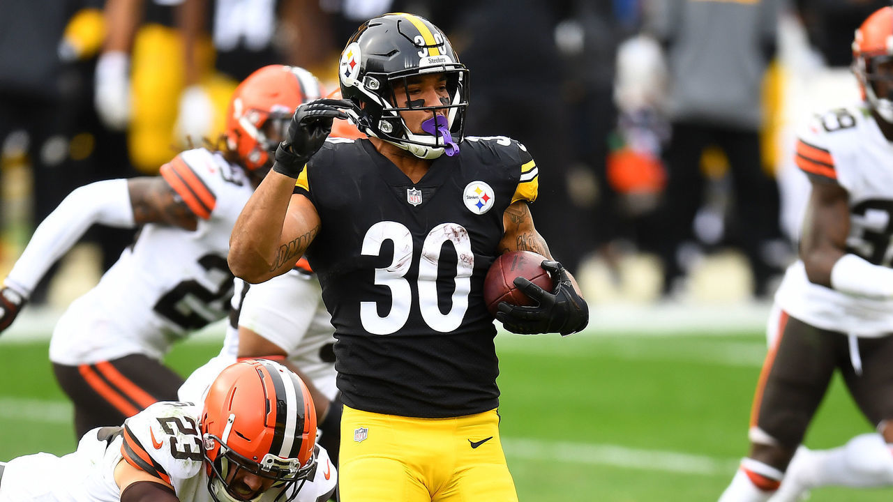 PITTSBURGH, PENNSYLVANIA - OCTOBER 18: James Conner #30 of the Pittsburgh Steelers rushes with the ball against the Cleveland Browns during their NFL game at Heinz Field on October 18, 2020 in Pittsburgh, Pennsylvania.