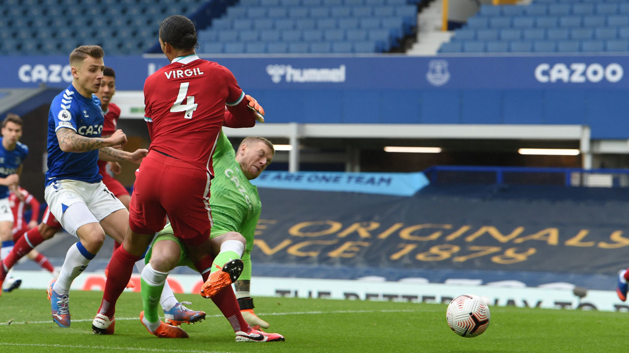 LIVERPOOL, ENGLAND - OCTOBER 17: (THE SUN OUT, THE SUN ON SUNDAY OUT )Virgil van Dijk of Liverpool collides with Everton's goalkeeper Jordan Pickford during the Premier League match between Everton and Liverpool at Goodison Park on October 17, 2020 in Liverpool, England. Sporting stadiums around the UK remain under strict restrictions due to the Coronavirus Pandemic as Government social distancing laws prohibit fans inside venues resulting in games being played behind closed doors.