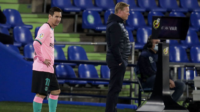 GETAFTE, SPAIN - OCTOBER 17: (L-R) Lionel Messi of FC Barcelona, coach Ronald Koeman of FC Barcelona during the La Liga Santander match between Getafe v FC Barcelona at the Coliseum Alfonso Perez on October 17, 2020 in Getafte Spain