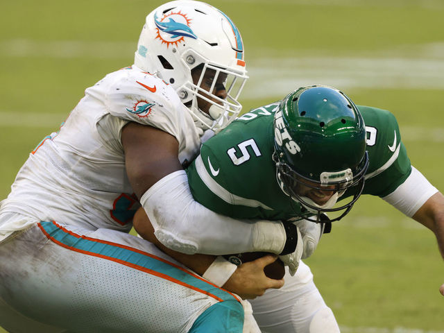 Miami Dolphins defensive end Emmanuel Ogbah (91) gets set on