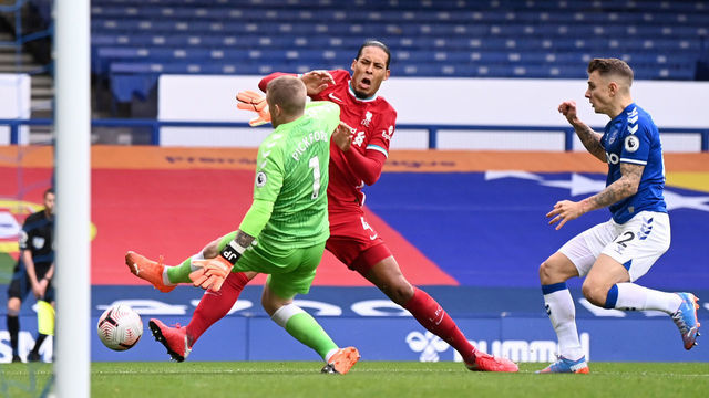 LIVERPOOL, ENGLAND - OCTOBER 17: Virgil van Dijk of Liverpool is tackled by Jordan Pickford of Everton which led to Virgil van Dijk being substituted for an injury during the Premier League match between Everton and Liverpool at Goodison Park on October 17, 2020 in Liverpool, England. Sporting stadiums around the UK remain under strict restrictions due to the Coronavirus Pandemic as Government social distancing laws prohibit fans inside venues resulting in games being played behind closed doors.