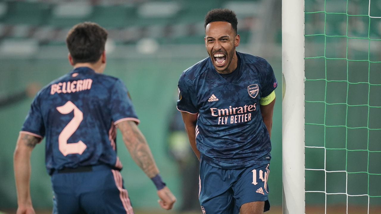 VIENNA, AUSTRIA - OCTOBER 22: Pierre-Emerick Aubameyang of Arsenal celebrates with team mate Hector Bellerin after scoring his sides second goal during the UEFA Europa League Group B stage match between Rapid Wien and Arsenal FC at Allianz Stadion on October 22, 2020 in Vienna, Austria. Rapid Wien are allowing a limited number of 3000 spectators to be in attendance as Covid-19 pandemic restrictions are eased.