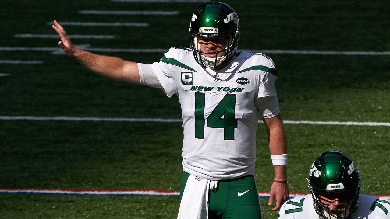 INDIANAPOLIS, IN - SEPTEMBER 27: New York Jets quarterback Sam Darnold (14) signals for a play in action during a NFL game between the Indianapolis Colts and the New York Jets on September 27, 2020 at Lucas Oil Stadium in Indianapolis, IN.