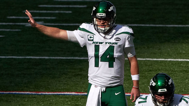 INDIANAPOLIS, IN - SEPTEMBER 27: New York Jets quarterback Sam Darnold (14) signals for a play in action during a NFL game between the Indianapolis Colts and the New York Jets on September 27, 2020 at Lucas Oil Stadium in Indianapolis, IN.