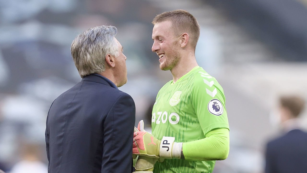 LONDON, ENGLAND - SEPTEMBER 13: Carlo Ancelotti of Everton congratulates Jordan Pickford (R) after the Premier League match between Tottenham Hotspur and Everton at the Tottenham Hotspur Stadium White Hart Lane on September 13, 2020 in London, England.