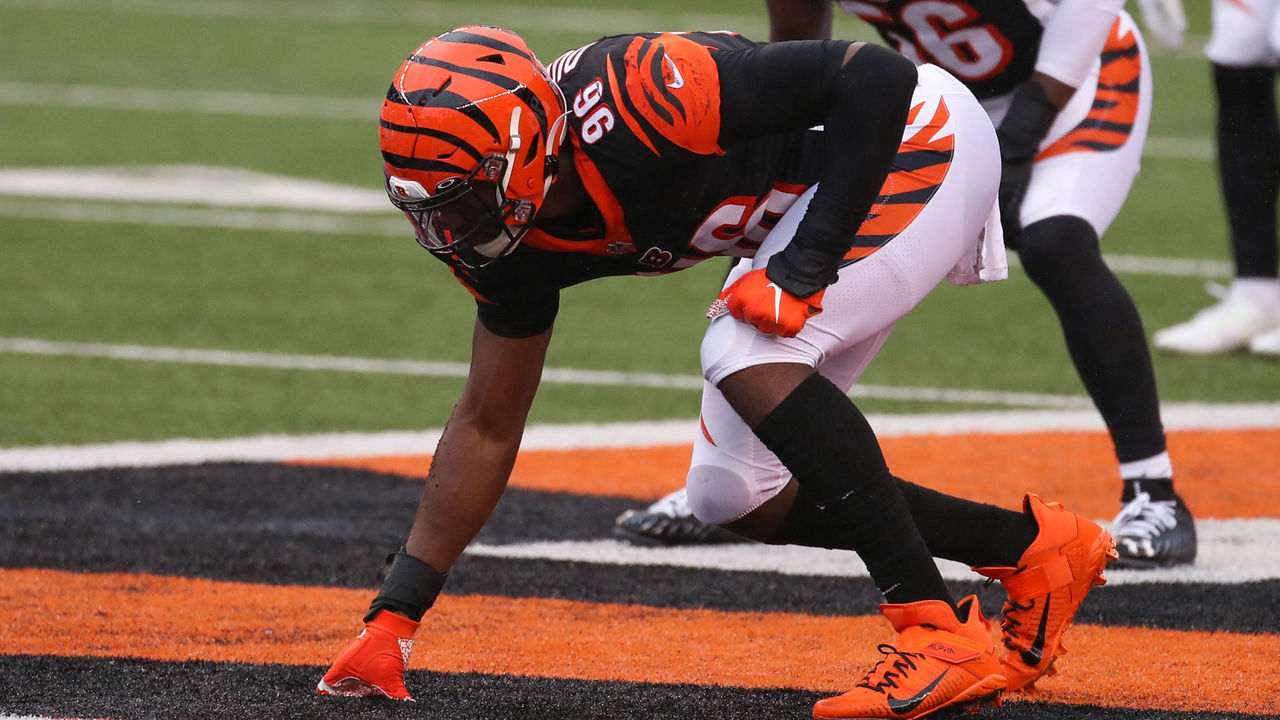 CINCINNATI, OH - OCTOBER 04: Cincinnati Bengals defensive end Carlos Dunlap (96) lines up during the game against the Jacksonville Jaguars and the Cincinnati Bengals on October 4, 2020, at Paul Brown Stadium in Cincinnati, OH.
