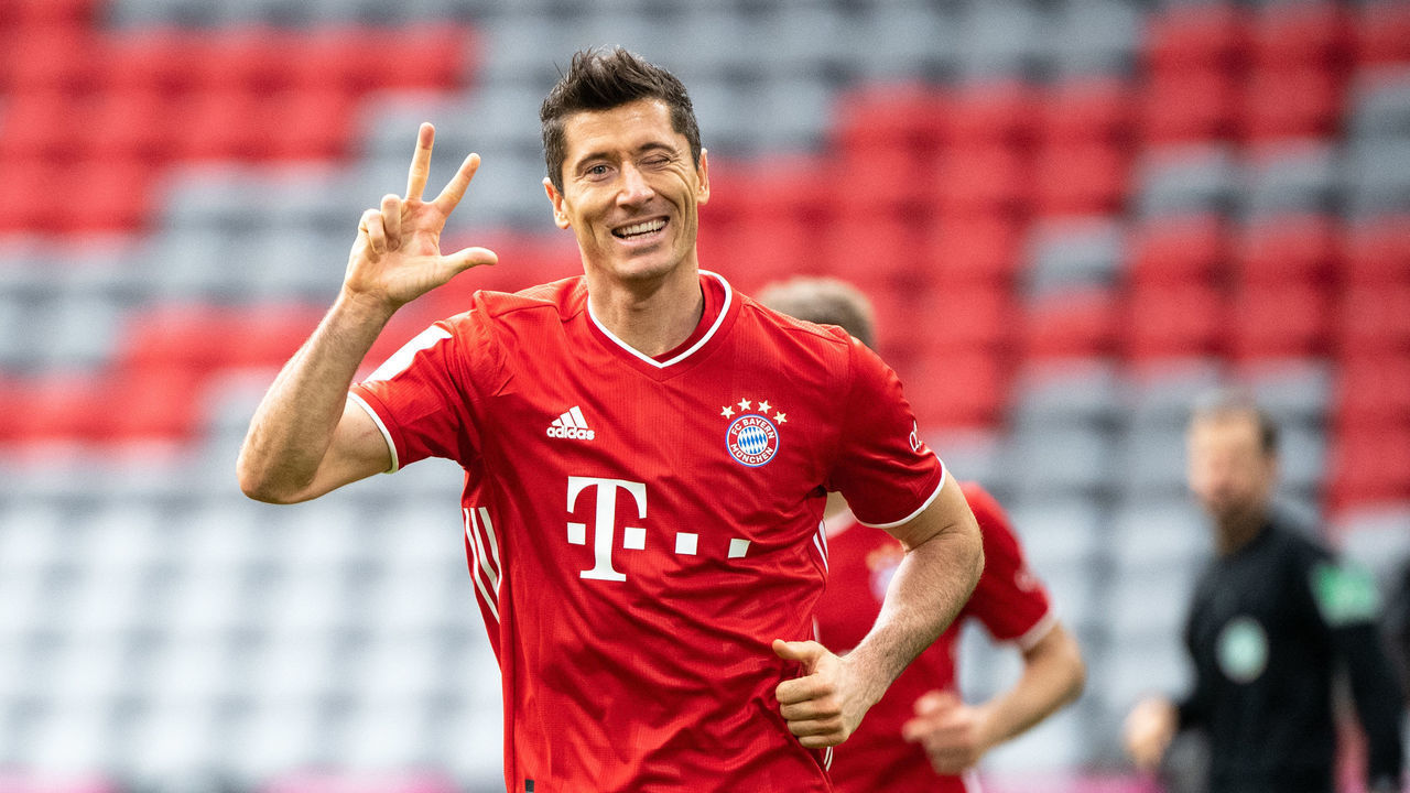 24 October 2020, Bavaria, Munich: Football: Bundesliga, Bayern Munich - Eintracht Frankfurt, 5th matchday in the Allianz Arena. Robert Lewandowski of FC Bayern Munich cheers for his goal to make it 3-0. Photo: Matthias Balk/dpa - IMPORTANT NOTE: In accordance with the regulations of the DFL Deutsche Fußball Liga and the DFB Deutscher Fußball-Bund, it is prohibited to exploit or have exploited in the stadium and/or from the game taken photographs in the form of sequence images and/or video-like photo series.