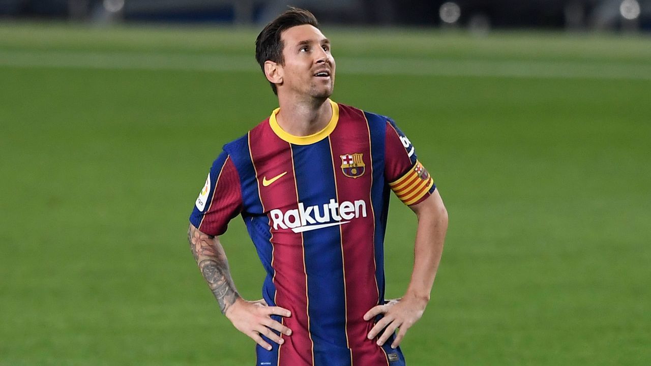 TOPSHOT - Barcelona's Argentinian forward Lionel Messi smiles during the Spanish league football match FC Barcelona against Villarreal CF at the Camp Nou stadium in Barcelona on September 27, 2020.