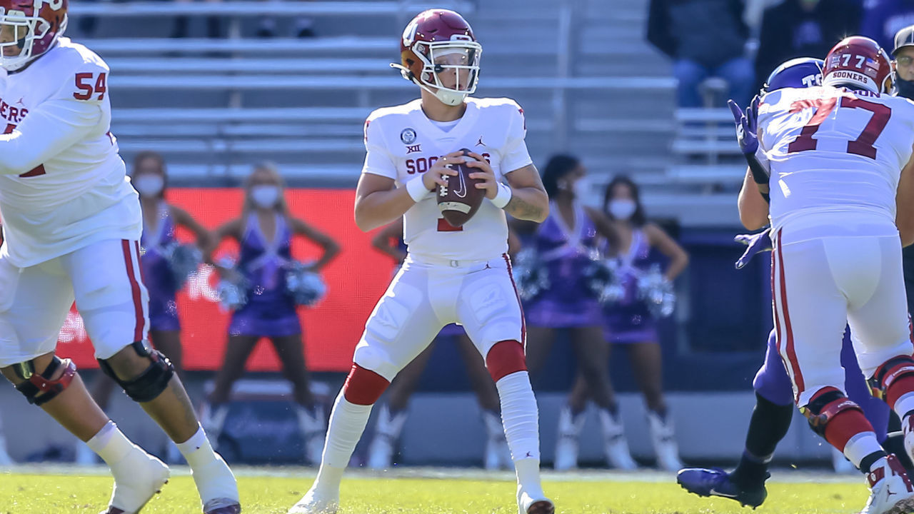 FORT WORTH, TX - OCTOBER 24: Oklahoma Sooners quarterback Spencer Rattler (7) looks downfield for an open receiver during the game between the TCU Horned Frogs and the Oklahoma Sooners on October 24, 2020 at Amon G. Carter Stadium in Fort Worth, Texas.