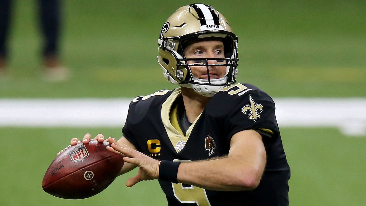 NEW ORLEANS, LOUISIANA - OCTOBER 25: Drew Brees #9 of the New Orleans Saints throws a pass in the first quarter against the Carolina Panthers at the Mercedes-Benz Superdome on October 25, 2020 in New Orleans, Louisiana.