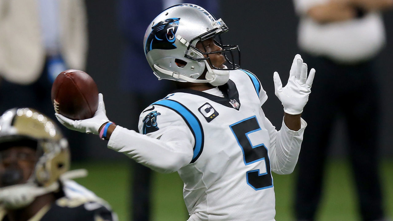NEW ORLEANS, LOUISIANA - OCTOBER 25: Teddy Bridgewater #5 of the Carolina Panthers throws a pass in the second quarter against the New Orleans Saints at the Mercedes-Benz Superdome on October 25, 2020 in New Orleans, Louisiana.