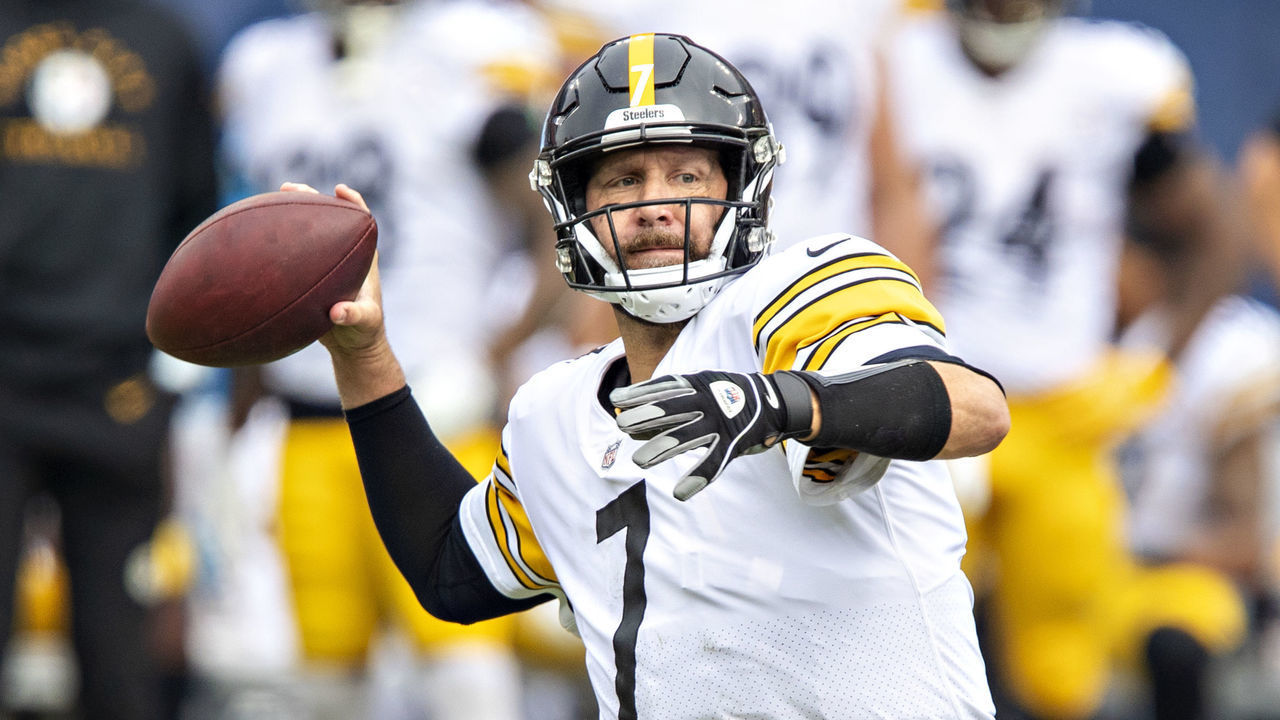 NASHVILLE, TN - OCTOBER 25: Ben Roethlisberger #7 of the Pittsburgh Steelers throws a pass in the first half of a game against the Tennessee Titans at Nissan Stadium on October 25, 2020 in Nashville, Tennessee.