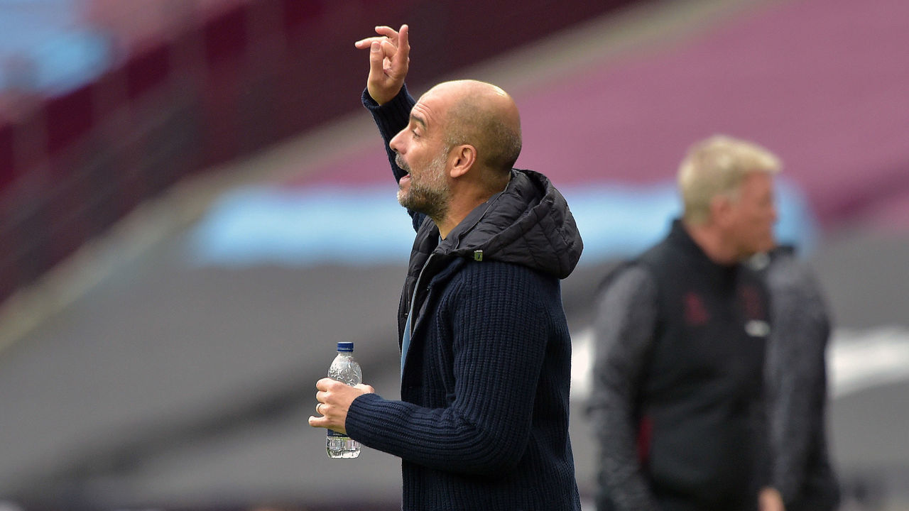 LONDON, ENGLAND - OCTOBER 24: Pep Guardiola of Manchester City gives instructions during the Premier League match between West Ham United and Manchester City at London Stadium on October 24, 2020 in London, United Kingdom. Sporting stadiums around the UK remain under strict restrictions due to the Coronavirus Pandemic as Government social distancing laws prohibit fans inside venues resulting in games being played behind closed doors.