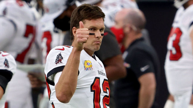 LAS VEGAS, NEVADA - OCTOBER 25: Tom Brady #12 of the Tampa Bay Buccaneers gives a thumbs up in the third quarter against the Las Vegas Raiders at Allegiant Stadium on October 25, 2020 in Las Vegas, Nevada.