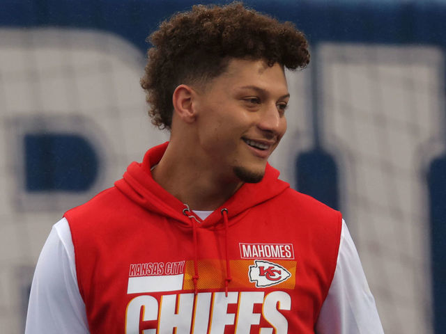 Chiefs: Patrick Mahomes puts ketchup on Thanksgiving turkey and ham