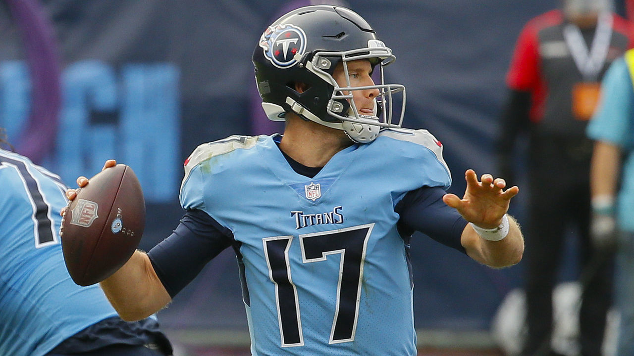 NASHVILLE, TENNESSEE - OCTOBER 25: Ryan Tannehill #17 of the Tennessee Titans drops back to throw a pass against the Pittsburgh Steelers at Nissan Stadium on October 25, 2020 in Nashville, Tennessee.