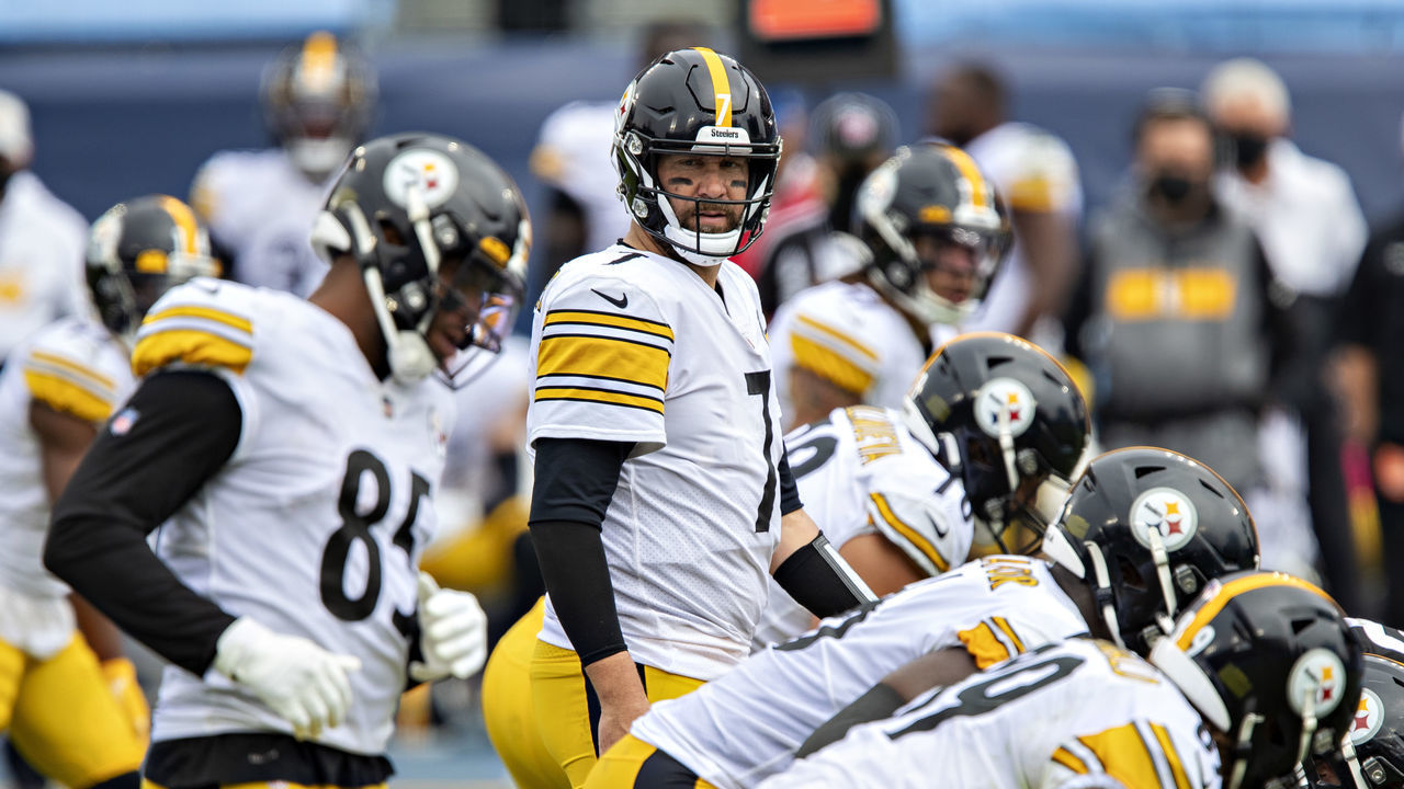 NASHVILLE, TN - OCTOBER 25: Ben Roethlisberger #7 of the Pittsburgh Steelers at the line of scrimmage during a game against the Tennessee Titans at Nissan Stadium on October 25, 2020 in Nashville, Tennessee. The Steelers defeated the Titans 27-24.