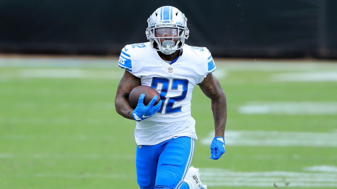 JACKSONVILLE, FLORIDA - OCTOBER 18: D'Andre Swift #32 of the Detroit Lions runs for yardage during the game against the Jacksonville Jaguars at TIAA Bank Field on October 18, 2020 in Jacksonville, Florida.
