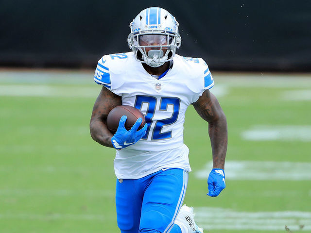 JACKSONVILLE, FLORIDA - OCTOBER 18: D'Andre Swift #32 of the Detroit Lions runs for yardage during the game against the Jacksonville Jaguars at TIAA Bank Field on October 18, 2020 in Jacksonville, Florida.