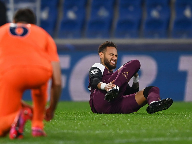 Neymar injured in PSG's win over Istanbul Basaksehir theScore.com Neymar injured in PSG's win over Istanbul Basaksehir theScore.com