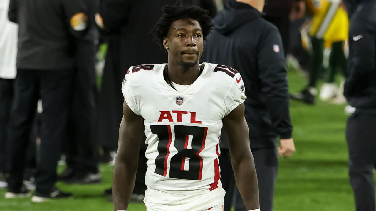 GREEN BAY, WISCONSIN - OCTOBER 05: Calvin Ridley #18 of the Atlanta Falcons walks off the field after losing to the Green Bay Packers 30-16 at Lambeau Field on October 05, 2020 in Green Bay, Wisconsin.
