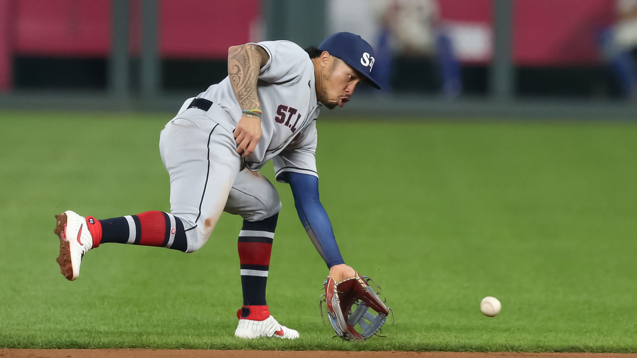 KANSAS CITY, MO - SEPTEMBER 22: St. Louis Cardinals second baseman Kolten Wong (16) fields a ground ball in the second inning of an MLB game between the St. Louis Cardinals and Kansas City Royals on September 22, 2020 at Kauffman Stadium in Kansas City, MO.