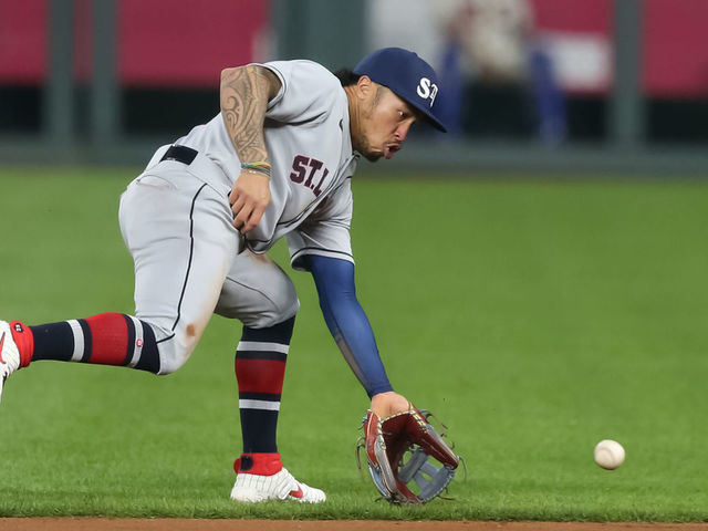 KANSAS CITY, MO - SEPTEMBER 22: St. Louis Cardinals second baseman Kolten Wong (16) fields a ground ball in the second inning of an MLB game between the St. Louis Cardinals and Kansas City Royals on September 22, 2020 at Kauffman Stadium in Kansas City, MO.