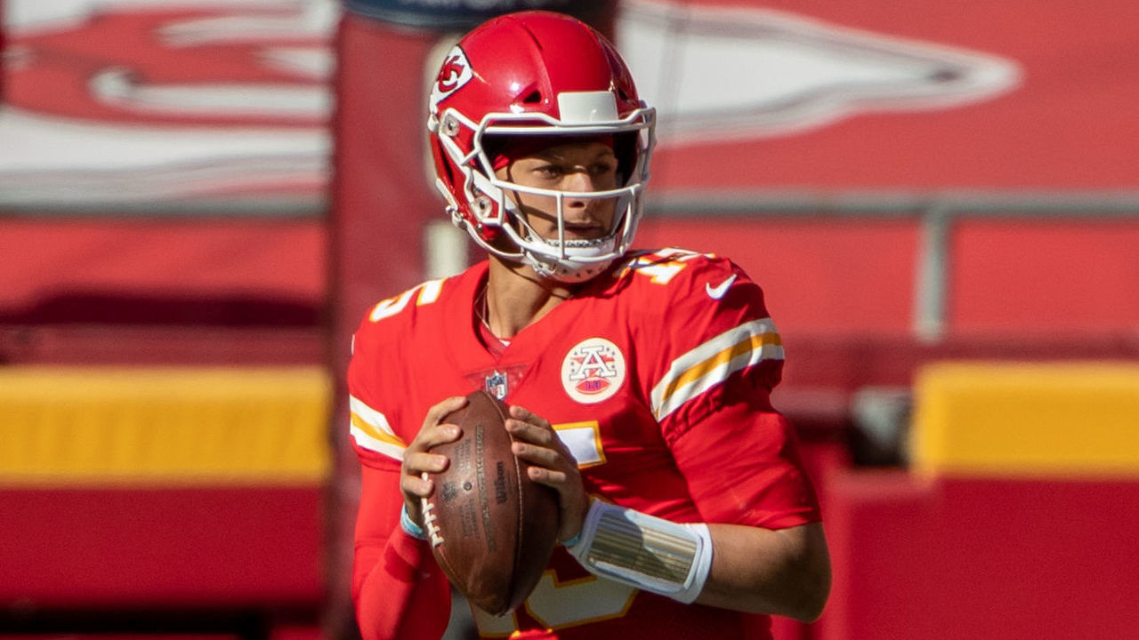 KANSAS CITY, MO - NOVEMBER 01: Kansas City Chiefs quarterback Patrick Mahomes (15) looks to throw during the first half against the New York Jets on November 1, 2020 at Arrowhead Stadium in Kansas City, Missouri.