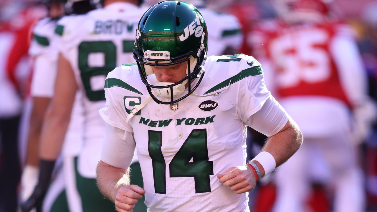 KANSAS CITY, MISSOURI - NOVEMBER 01: Sam Darnold #14 of the New York Jets jogs off the field during their NFL game against the Kansas City Chiefs at Arrowhead Stadium on November 01, 2020 in Kansas City, Missouri.