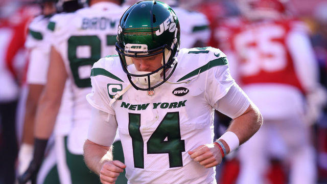 KANSAS CITY, MISSOURI - NOVEMBER 01: Sam Darnold #14 of the New York Jets jogs off the field during their NFL game against the Kansas City Chiefs at Arrowhead Stadium on November 01, 2020 in Kansas City, Missouri.
