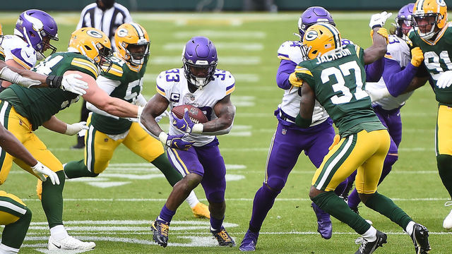 GREEN BAY, WISCONSIN - NOVEMBER 01: Dalvin Cook #33 of the Minnesota Vikings runs the ball during the second quarter of the game against the Minnesota Vikings at Lambeau Field on November 01, 2020 in Green Bay, Wisconsin.