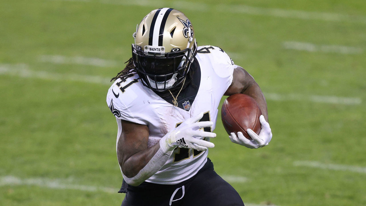 CHICAGO, IL - NOVEMBER 01: New Orleans Saints running back Alvin Kamara (41) runs with the football in action during a game between the Chicago Bears and the New Orleans Saints on November 1st, 2020 at Soldier Stadium, in Chicago, IL.