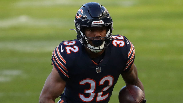 CHICAGO, ILLINOIS - NOVEMBER 01: David Montgomery #32 of the Chicago Bears runs the ball against the New Orleans Saints in the first half at Soldier Field on November 01, 2020 in Chicago, Illinois.