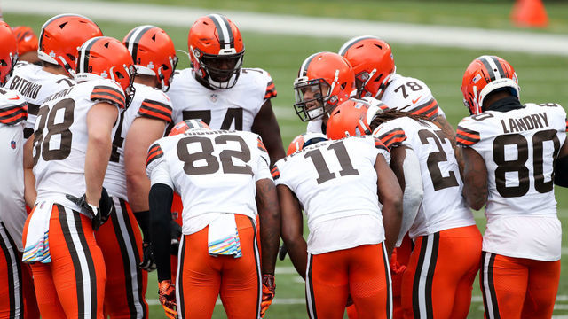 CINCINNATI, OH - OCTOBER 25: Cleveland Browns quarterback Baker Mayfield (6) huddles with his teammates during the game against the Cleveland Browns and the Cincinnati Bengals on October 25, 2020, at Paul Brown Stadium in Cincinnati, OH.
