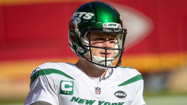KANSAS CITY, MO - NOVEMBER 01: New York Jets quarterback Sam Darnold (14) during a break in the game against the Kansas City Chiefs on November 1, 2020 at Arrowhead Stadium in Kansas City, Missouri.