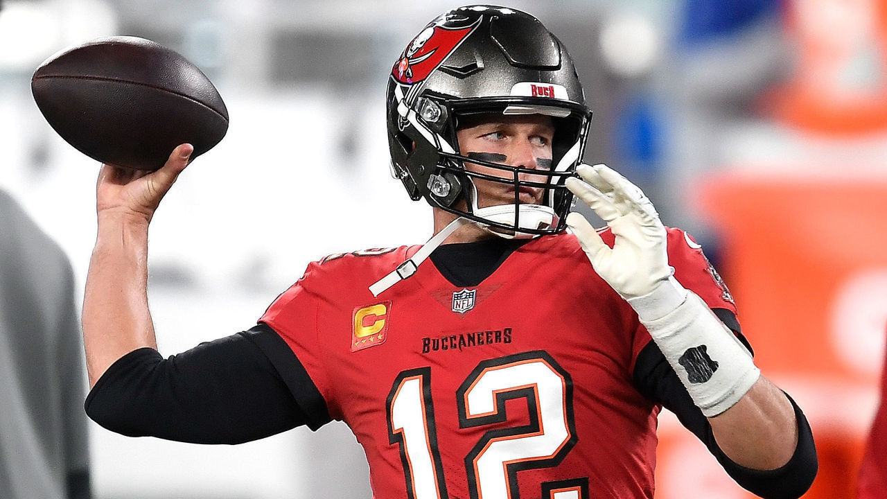 EAST RUTHERFORD, NEW JERSEY - NOVEMBER 02: Tom Brady #12 of the Tampa Bay Buccaneers warms up prior to facing the New York Giants at MetLife Stadium on November 02, 2020 in East Rutherford, New Jersey.