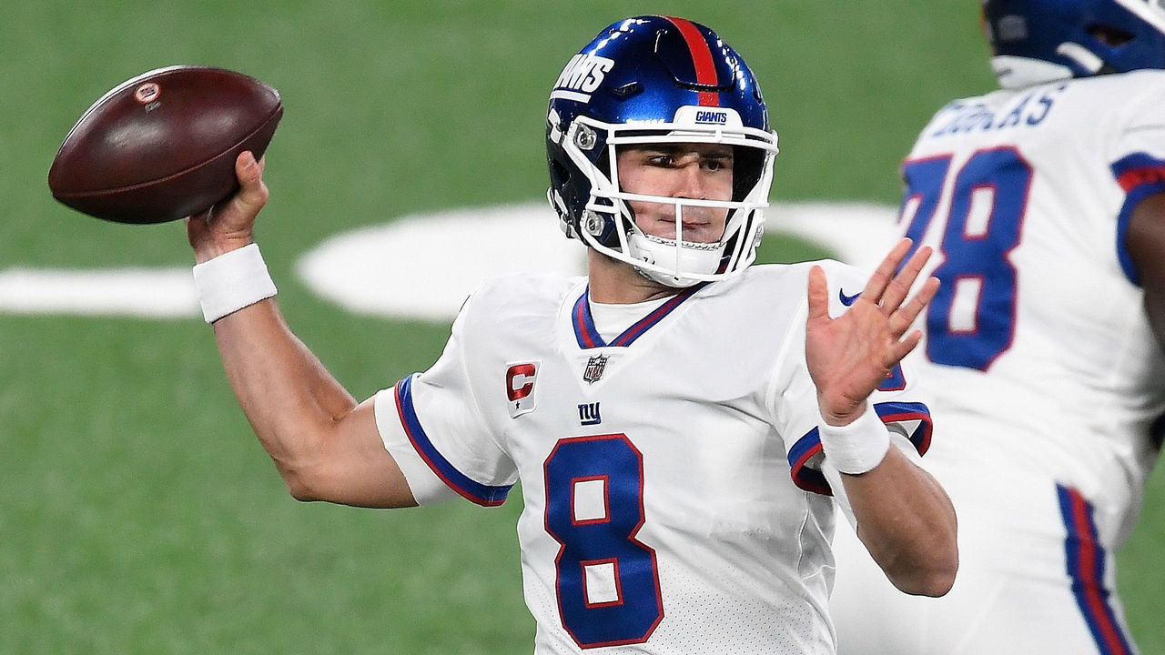 EAST RUTHERFORD, NEW JERSEY - NOVEMBER 02: Daniel Jones #8 of the New York Giants looks to pass in the first quarter against the Tampa Bay Buccaneers at MetLife Stadium on November 02, 2020 in East Rutherford, New Jersey.