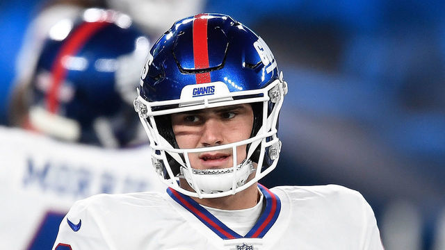 EAST RUTHERFORD, NEW JERSEY - NOVEMBER 02: Daniel Jones #8 of the New York Giants warms up prior to facing the Tampa Bay Buccaneers at MetLife Stadium on November 02, 2020 in East Rutherford, New Jersey.