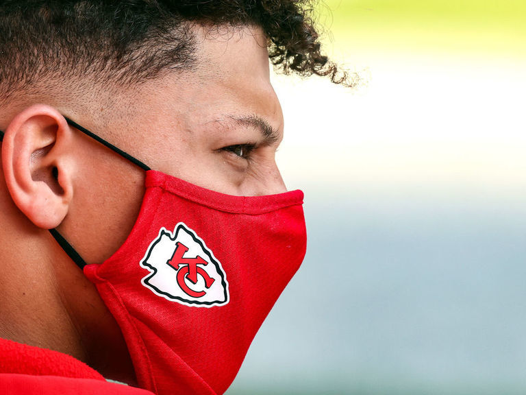 NFL players wear masks on sideline, expands bench area