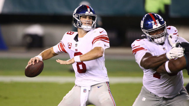 PHILADELPHIA, PA - OCTOBER 22: New York Giants Quarterback Daniel Jones (8) throws a pass in the second half during the game between the New York Giants and Philadelphia Eagles on October 22, 2020 at Lincoln Financial Field in Philadelphia, PA.