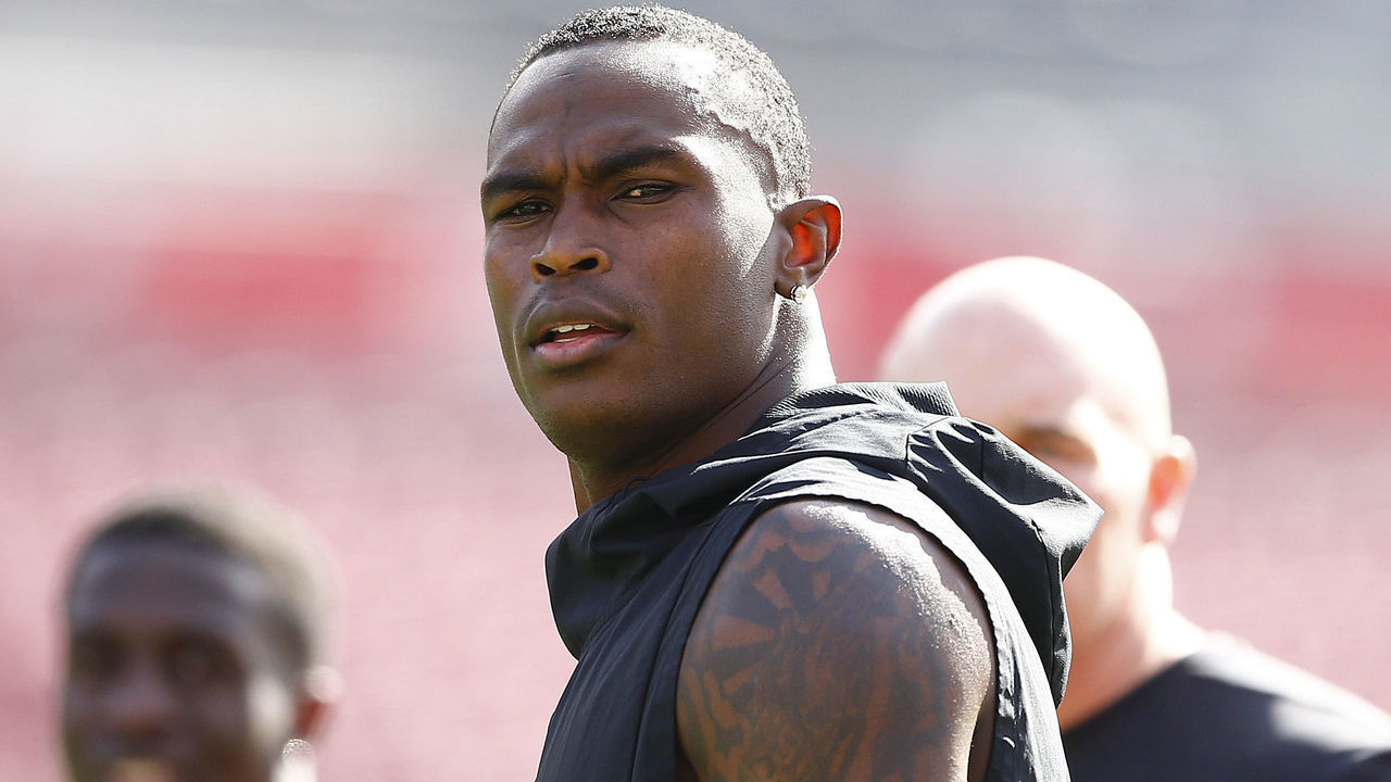 TAMPA, FLORIDA - DECEMBER 29: Julio Jones #11 of the Atlanta Falcons warms up prior to the game against the Tampa Bay Buccaneers at Raymond James Stadium on December 29, 2019 in Tampa, Florida.