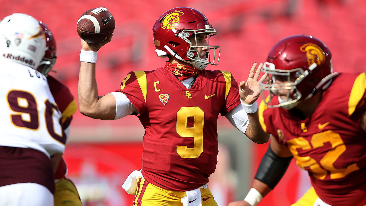 LOS ANGELES, CALIFORNIA - NOVEMBER 07: Kedon Slovis #9 of the USC Trojans makes a pass against the Arizona State Sun Devils during the first half of a game at Los Angeles Coliseum on November 07, 2020 in Los Angeles, California.
