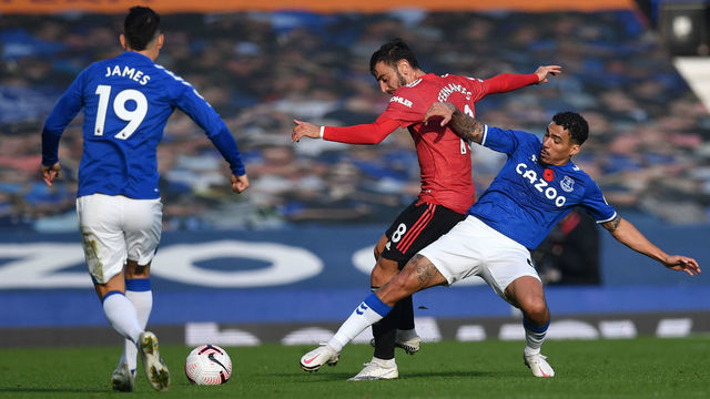 Manchester United's Portuguese midfielder Bruno Fernandes (C) vies with Everton's Colombian midfielder James Rodriguez (L) and Everton's Brazilian midfielder Allan during the English Premier League football match between Everton and Manchester United at Goodison Park in Liverpool, north west England on November 7, 2020.