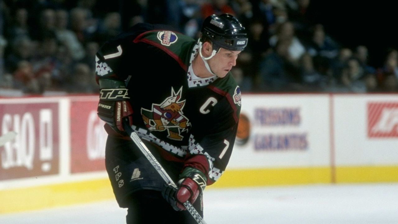 14 Dec 1998: Leftwinger Keith Tkachuk #7 of the Phoenix Coyotes in action during a game against the Montreal Canadiens at the Molson Centre in Montreal, Canada. The Coyotes tied with the Canadiens 2-2. Mandatory Credit: Robert Laberge /Allsport