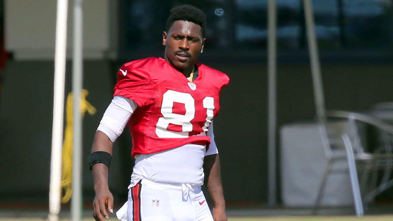 TAMPA, FL - NOV 05: Newly signed wide receiver Antonio Brown (81) of the Bucs during the Tampa Bay Buccaneers warm up period before the start of practice on November 05, 2020 at the AdventHealth Training Center in Tampa, Florida.