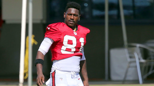 TAMPA, FL - NOV 05: Newly signed wide receiver Antonio Brown (81) of the Bucs during the Tampa Bay Buccaneers warm up period before the start of practice on November 05, 2020 at the AdventHealth Training Center in Tampa, Florida.
