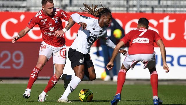 Lille's Portuguese midfielder Renato Sanches (C) fights for the ball with Brest's French forward Irvin Cardona (L) and Brest's Algerian midfielder Haris Belkebla (R) during the French L1 football match between Brest and Lille at the Francis Le Ble Stadium in Brest, western France on November 8, 2020.