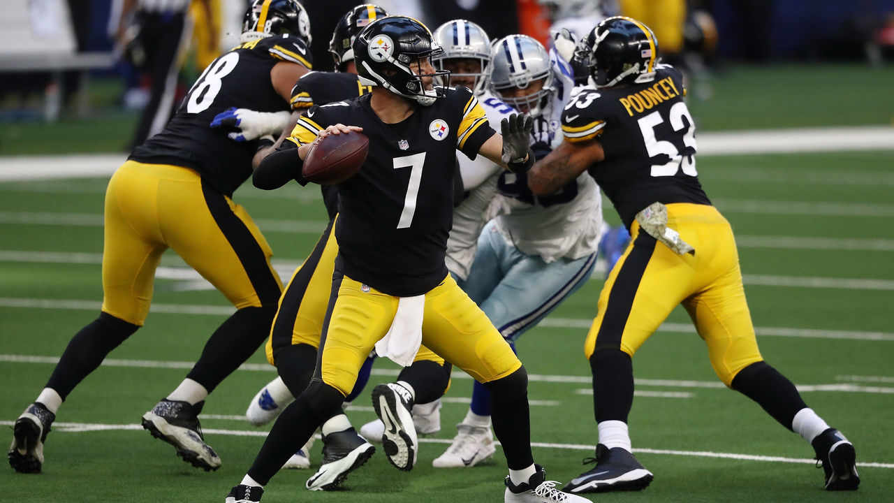 ARLINGTON, TEXAS - NOVEMBER 08: Ben Roethlisberger #7 of the Pittsburgh Steelers looks to pass during a game against the Dallas Cowboys at AT&T Stadium on November 08, 2020 in Arlington, Texas.