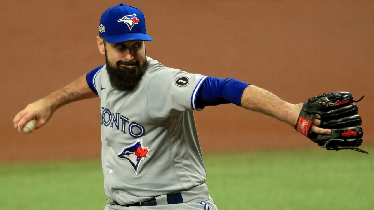 ST PETERSBURG, FLORIDA - SEPTEMBER 29: Matt Shoemaker #34 of the Toronto Blue Jays pitches during the Wild Card Round Game One against the Tampa Bay Rays at Tropicana Field on September 29, 2020 in St Petersburg, Florida.
