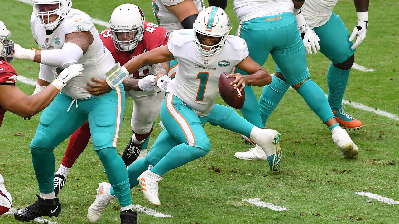 GLENDALE, ARIZONA - NOVEMBER 08: Tua Tagovailoa #1 of the Miami Dolphins runs with the ball during the first half against the Arizona Cardinals at State Farm Stadium on November 08, 2020 in Glendale, Arizona.